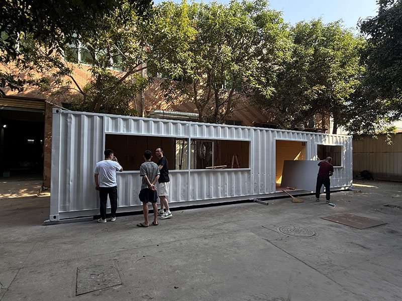 Kliento Vizitas Nian Fabrikon por Diskuto pri Modula Uja Projekto
